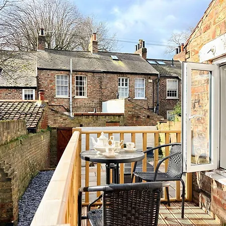 Modern Centre Near Train Station - Minster With Terrace Appartement *