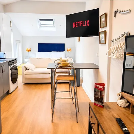 Modern Centre Near Train Station - Minster With Terrace *