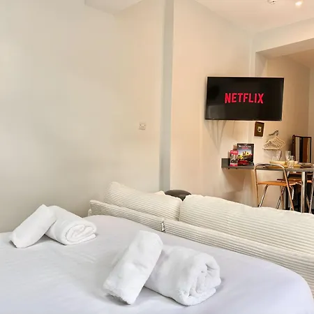 Modern Centre Near Train Station - Minster With Terrace *
