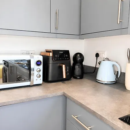 Modern Centre Near Train Station - Minster With Terrace *