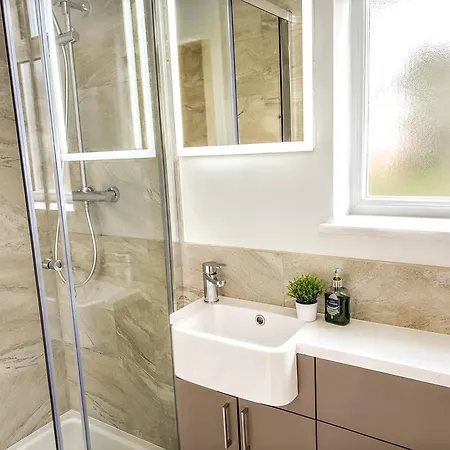 Modern Centre Near Train Station - Minster With Terrace *